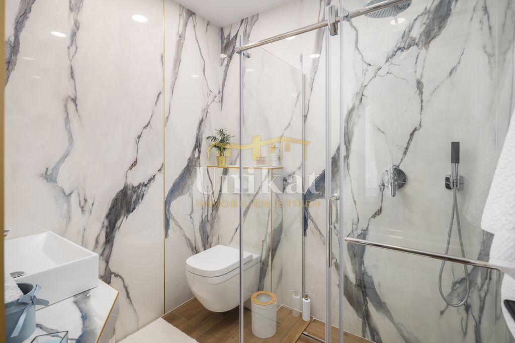 Nova moderna vila samo 400 metrov od morja